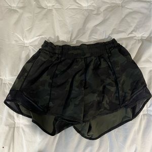 Lululemon hotty hot shorts ‘4 in camo